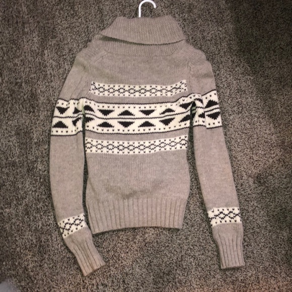 Aritzia TNA lambswool sweater with toggle - Picture 2 of 4